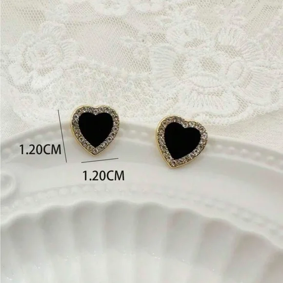 Luxe Romantic Black Heart Studs - Picture 4 of 4